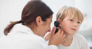 Cuando hablamos de pérdida de audición en la infancia solemos centrarnos en pérdidas auditivas moderadas, severas y profundas bilaterales dejando de lado la pérdida auditiva unilateral. 
